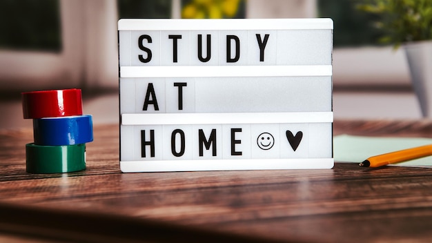 Studieren Sie zu Hause Inschrift auf dem Schreibtisch