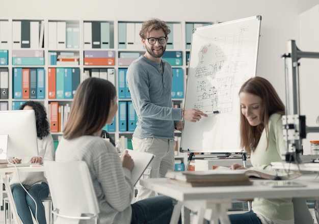 Foto studierende der ingenieurwissenschaften diskutieren gemeinsam über ideen