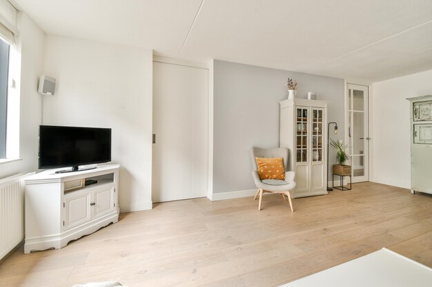 Studio-Apartment-Interieur mit Holzmöbeln