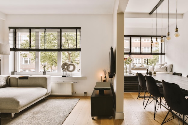 Studio-Apartment-Interieur mit Holzmöbeln