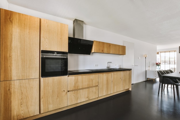 Studio-Apartment-Interieur mit Holzmöbeln