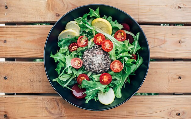 Foto studio-aufnahme von salat an einem holztisch