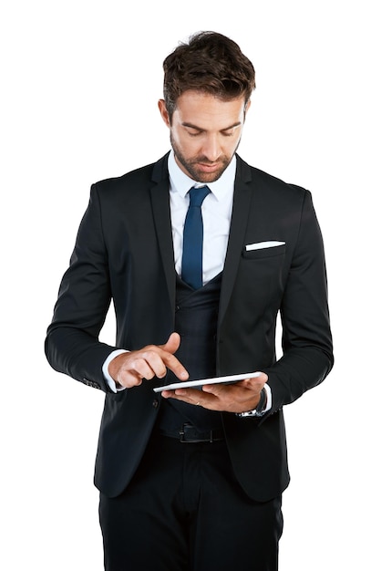 Studio-Geschäftsmann und ernst mit Tablet für Forschung online oder digitale Informationen für Gerichtsverfahren Professionelle Karriere männliche Person und Anwalt mit Technologie für Ergebnisse Anwaltskanzlei oder weißer Hintergrund