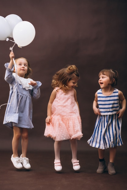 Studio mit drei kleinen Mädchen mit Ballonen