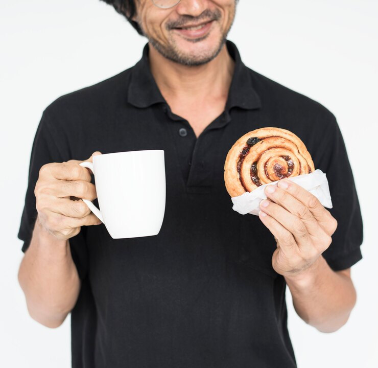 Foto studio pessoas atirar retrato isolado no branco