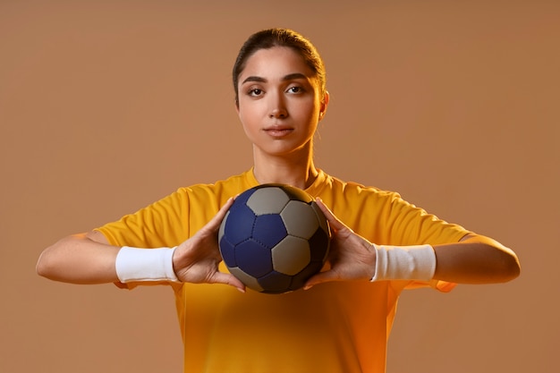 Foto studio-porträt eines handballspielers