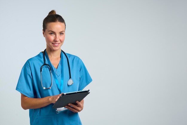 Studio-Porträt eines lächelnden Arztes oder Krankenschwester in Schublade mit einem digitalen Tablet