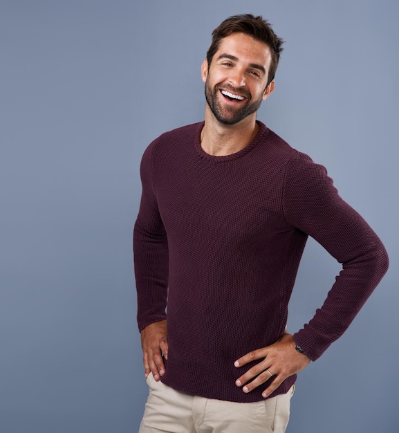 Studio Porträt und Lachen des Mannes Selbstvertrauen und Pullover in Mockup Raum Stolz und Cardigan im Winter Blauer Hintergrund lustig und Person in Miami glücklich oder bequem in Kleidung Freude und Trikot