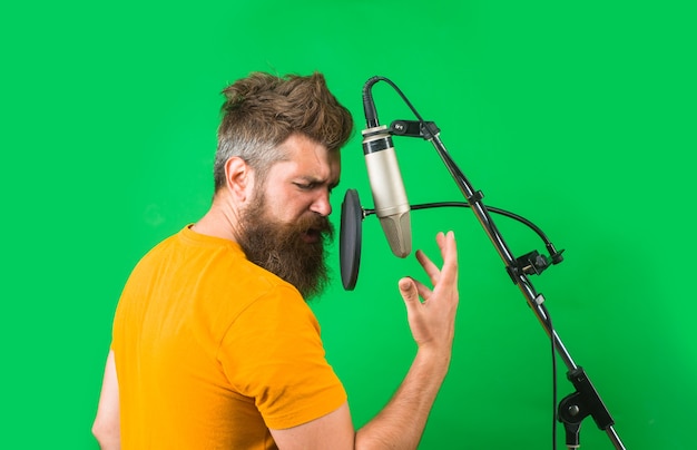 Studio records hombre barbudo canta en micrófono karaoke hombre cantando con micrófono de estudio cantando en