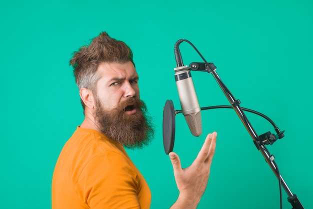 Studio records hombre canta en micrófono karaoke hombre cantando con micrófono cantando en estudio