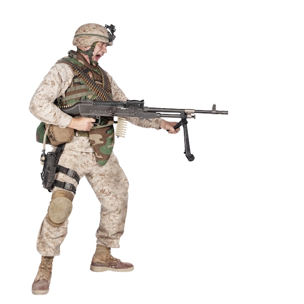 Studio-Shooting von schreienden Armeesoldaten mit Maschinengewehr, Marine Corps-Maschinenschütze in Tarnuniform mit Munitionsgürtel auf Körperpanzerung, stehend, schreiend und aus der Taille schießend, isoliert auf weißem Hintergrund