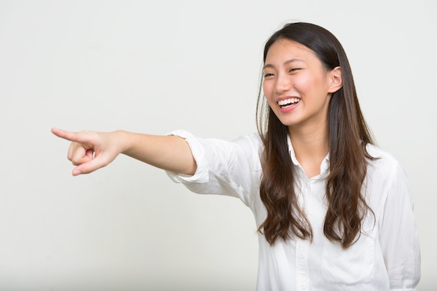 Studioaufnahme der jungen schönen koreanischen Geschäftsfrau gegen weißen Hintergrund