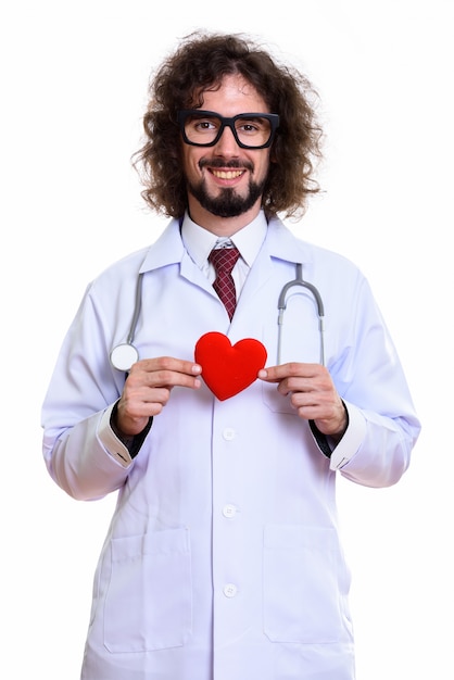 Studioaufnahme des glücklichen Mannarztes, der das rote Herz hält