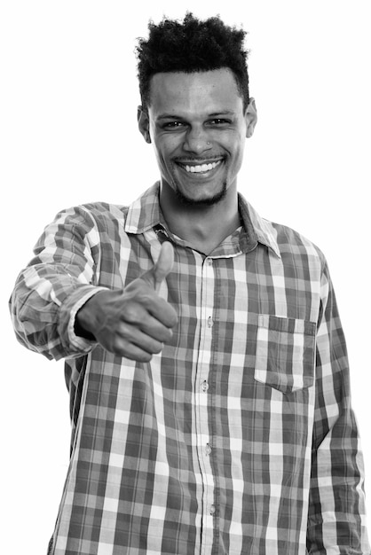Studioaufnahme des jungen bärtigen afrikanischen Geschäftsmannes mit Afrohaar lokalisiert gegen weißen Hintergrund in Schwarzweiss