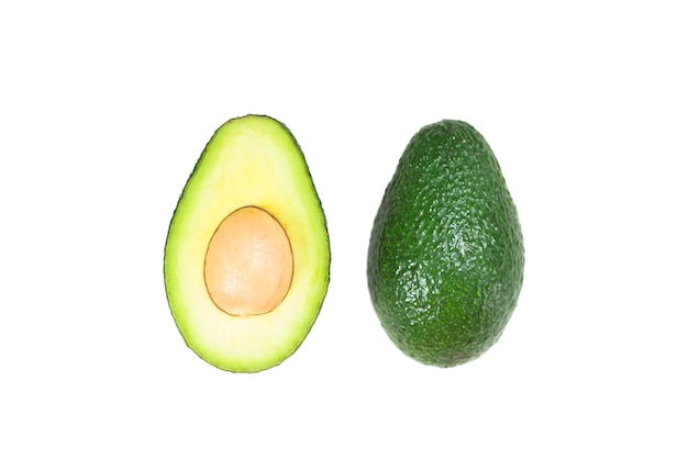 Studioaufnahme geschnittener Avocado auf weißem Hintergrund