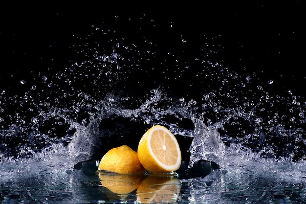 Studioaufnahme mit Frostbewegung der Zitrone im Wasserspritzer