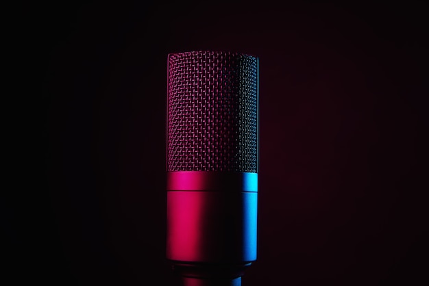 Studiomikrofon auf dunklem Hintergrund mit Neonlicht