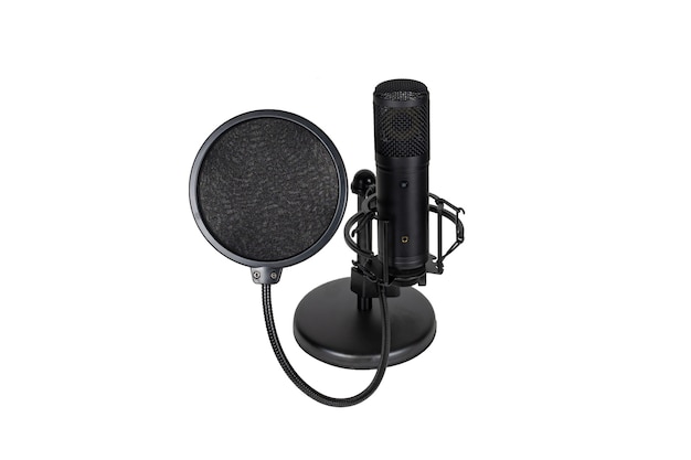 Studiomikrofon und Pop-Filter isoliert auf weißem Hintergrund