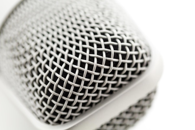 Studiomikrofon zum Aufnehmen von Podcasts auf weißem Hintergrund.