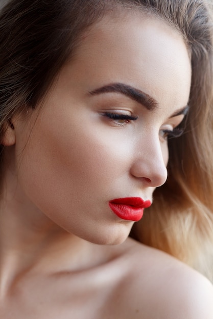 Studioporträt der Frau mit den roten Lippen