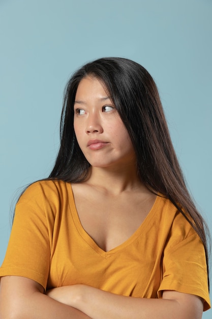 Foto studioporträt der schönen asiatischen frau