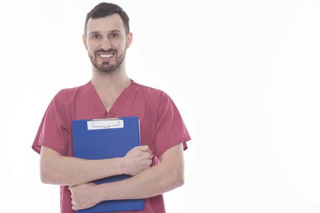 Foto studioporträt des glücklichen männlichen arztes in der uniform