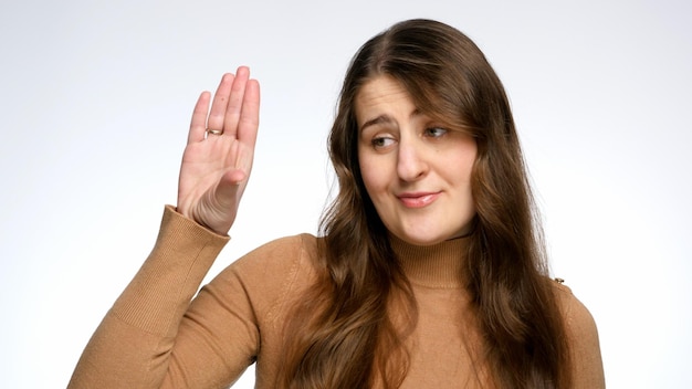 Foto studioporträt einer jungen frau, die mit der hand blabla-geste macht