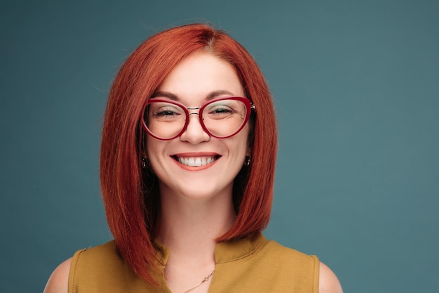 Studioporträt eines glücklichen Mädchens mit braunen Haaren