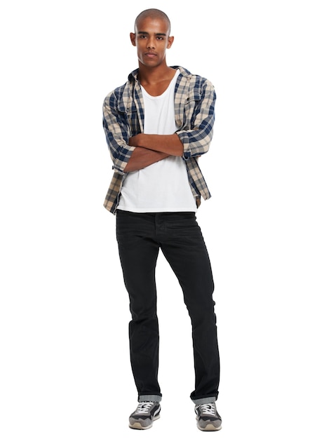 Studioporträt eines jungen schwarzen Mannes und verschränkte Arme mit selbstbewusster Haltung und Stil aus Atlanta Cooles Kerl-Modemodell und weißer Hintergrund mit selbstbewusster Stilkleidung und hübschem Gesicht
