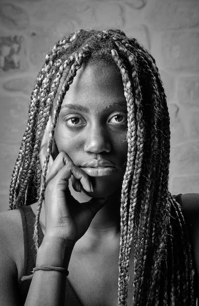 Studioportrait der jungen schwarzen Frau