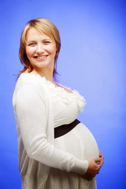 Studioportrait der schwangeren Frau
