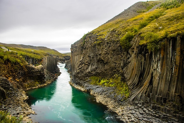 Studlafoss e Studlagil Basalt Rock Columns Canyon Dramatic Landscape rio em Jokuldalur, Islândia