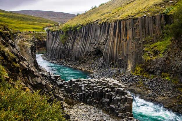 Studlafoss y Studlagil Basalt Rock Columns Canyon Dramático paisaje río en Jokuldalur, Islandia