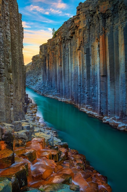 Studlagil Canyon im Osten Islands bei Sonnenuntergang