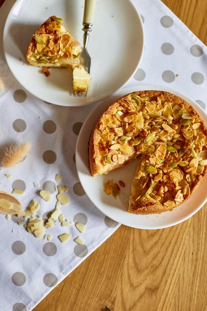 Stück Apfel- oder Birnentörtchen mit Karamellnüssen auf Draufsicht des Holztischkopierraums