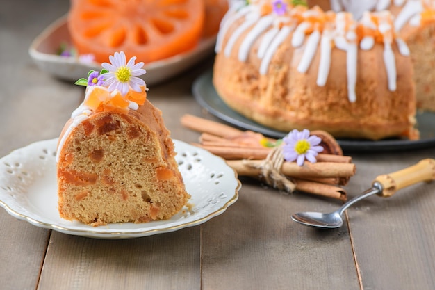 Stück Bael-Obstkuchen, dekoriert mit kleinen Blumen auf einem süßen und gesunden Dessert