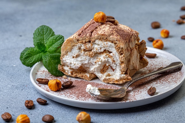 Stück Baiser-Kaffee-Roulade