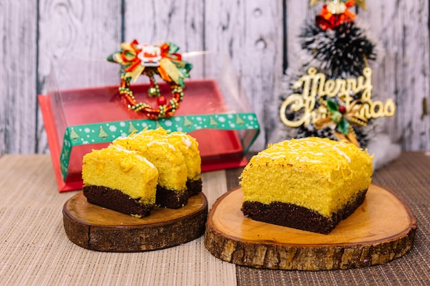 Stück Bananenkuchen im weißen Weihnachtsgedeck