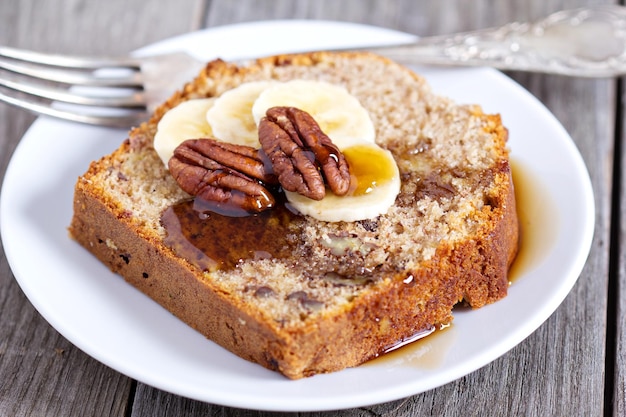 Stück Bananenkuchen mit Pekannüssen und Ahornsirup