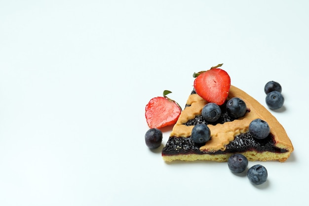 Stück Blaubeerkuchen auf weißem Hintergrund