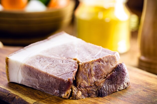 Stück brasilianischer Speck auf einem Fleischbrett geschnitten, kulinarische Zutat