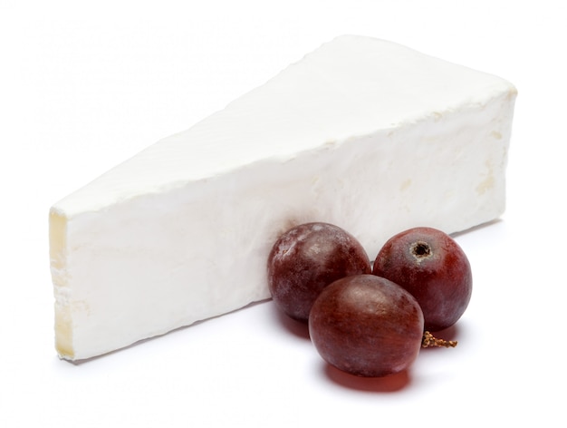Stück Brie oder Camambert-Käse auf einem weißen Raum