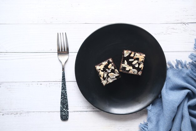 Stück Brownie auf Teller auf dem Tisch