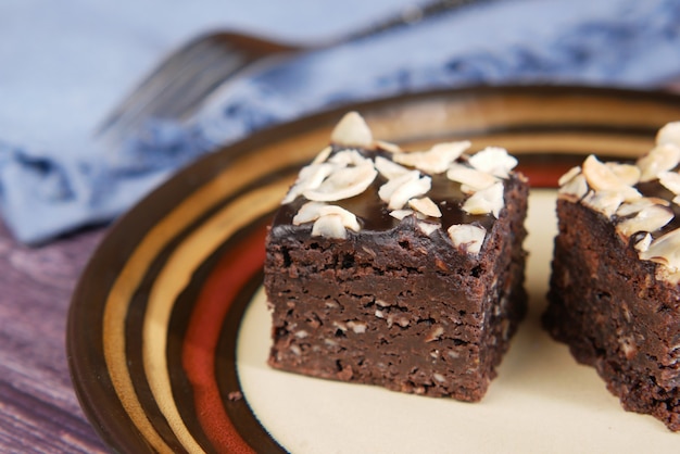 Stück Brownie auf Teller auf dem Tisch