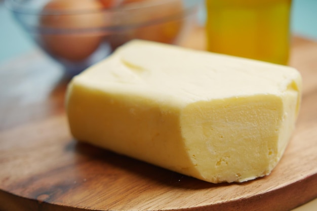 Stück Butter auf einem Papier auf dem Tisch