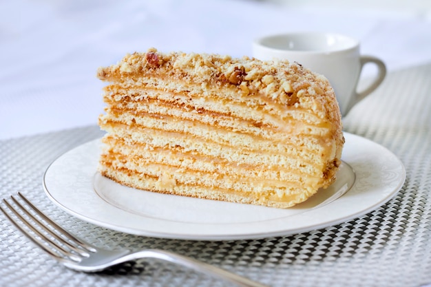 Stück der Torte mit Vanillepudding und Walnüssen auf einer Platte