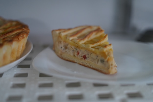 Stück einer leckeren gebackenen Torte auf dem weißen Teller