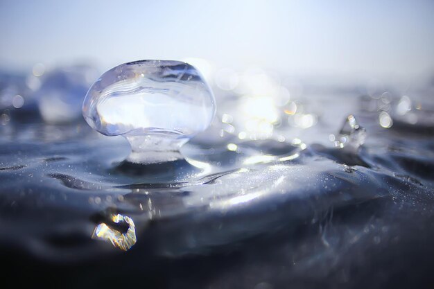 stück eis baikal auf eis, natur wintersaison kristallwasser transparent im freien