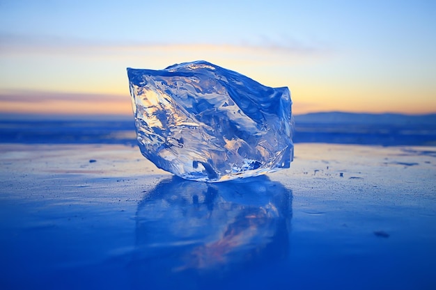 stück eis baikal auf eis, natur wintersaison kristallwasser transparent im freien