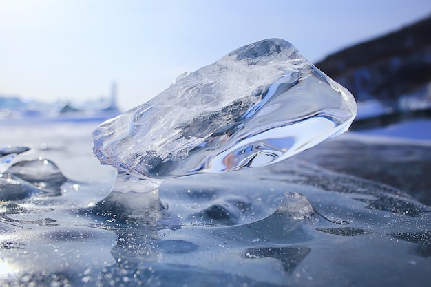 stück eis baikal auf eis, natur wintersaison kristallwasser transparent im freien